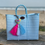 Cartera tejida pequeña azul/blanco