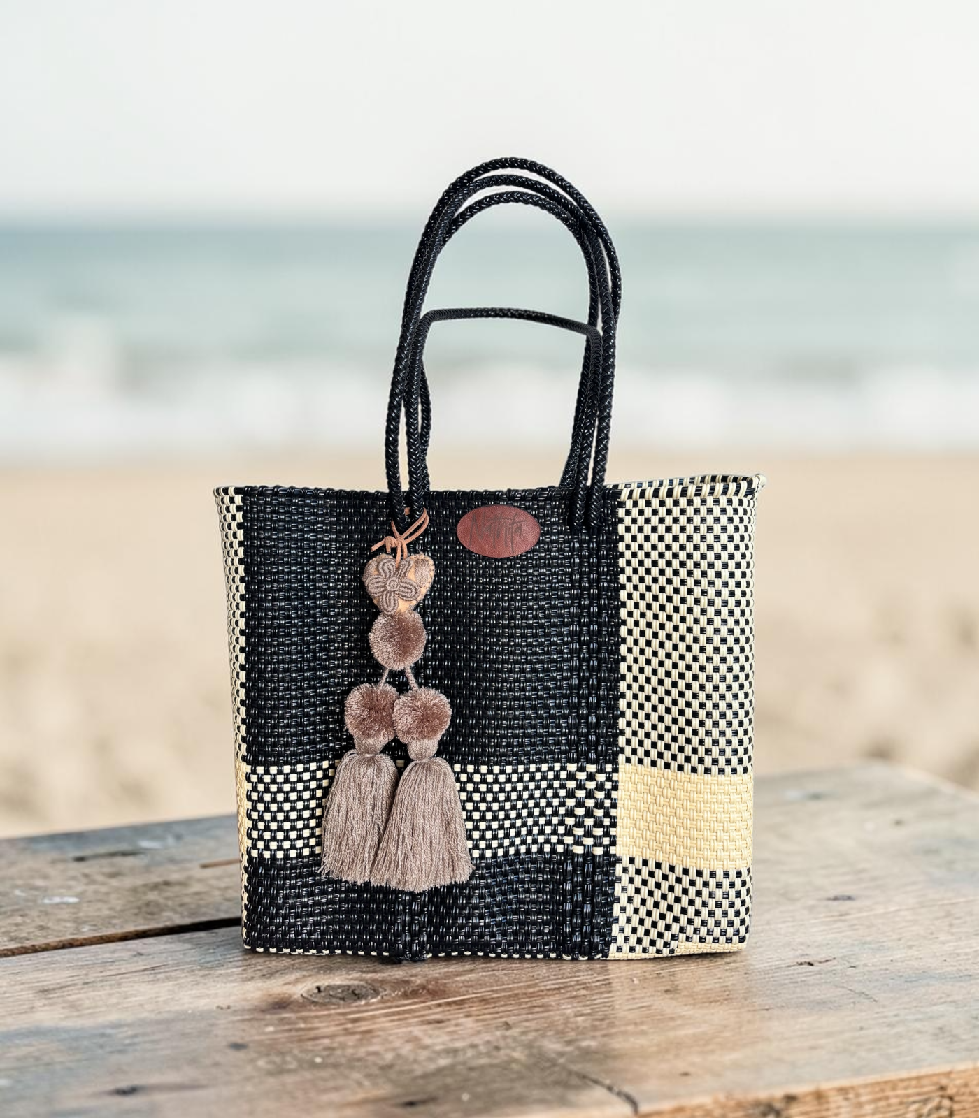 Cartera tejida mediana negra con crema